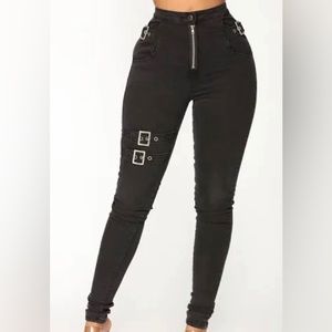 Fashion nova jeans size 3.Charcoal gray color, lighter than the first pic. :)